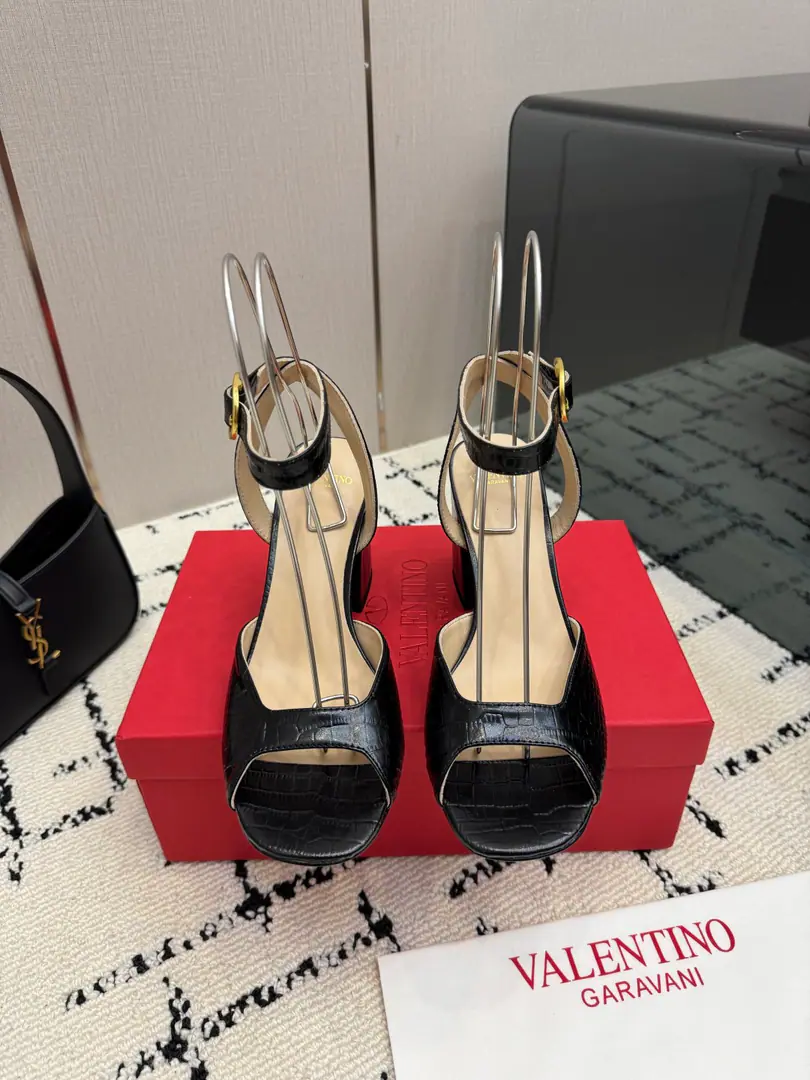 Valentino/Valentino.26WFNew Fishy-mouthed heels. To blend luxury with practicality.. It's a 100-year-old brand.. The fish mouth is designed to be soft and soft. Slender and smart. Waterproofing station with rough heels. The proportion of the body size - I'm sure you'll find it. A walk without a burden.. Selection of quality leather Foot-tailed. Fits to the various official settings Wedding toast. The red blanket is still a big dinner. All the necessary sharps.. Every step is a ritual. A noble gesture of grace.. The fabric is custom-made for cattle skin. The inside feet are all sheep's skin. Italian imports are so thick. size: 35-39（40/41Custom）