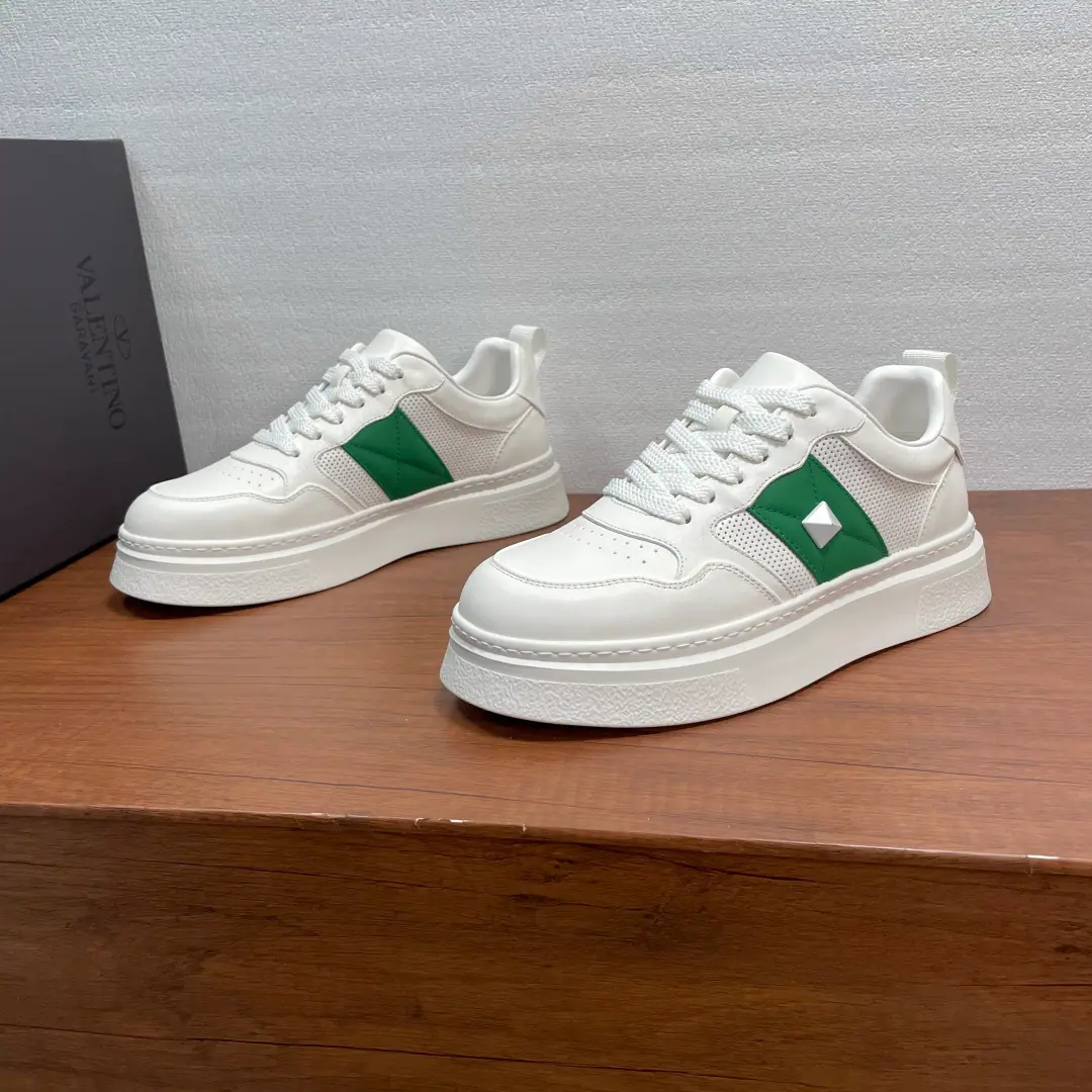 Valentino/Valentino. Men's classic low-end leisure shoes. This sneakers are made of soft cow skin., The skin is soft and delicate., Shoe tongue and back heel of leather decorations, The outer side is marked with a big nail detail., Shoe head punches., New Fashion, I'm comfortable with air., In the fabric., With a plaque., Light rubber, large base., Slipperproof., The feet are light and comfortable., Fashion and fashion., Full package！ Codes: 39-40-41-42-43-44（38/45You're not going to be able to buy back.）