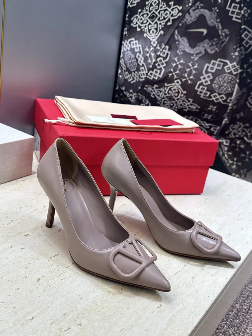 Plant prices(Full plane box.) Top Valentino Spring and summer classic fashion women's shoes. Valentino.logoThe hardware is high and the sharp one is single. Material: The shoes are in the skin of the cow./Importing cow skin+In the skin of the sheep.+Italy is a big-ass country. He's tall.:8CM SIZE: 34-42(34.40.41.42Custom without re-offer）