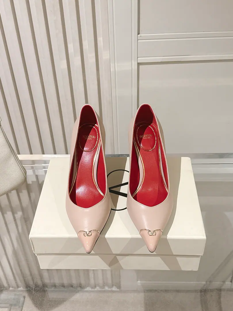 Top Quality Valentino Valentino.𝟐𝟎𝟐𝟔The new high heels in the morning and autumn. Pick the skin of the cow.+The shoes are slashed and the face is painted.+A little bit of gold metal.VMotion button+ The classic pointy head and the heel.+The sharp and long-haired head is a leg-twig.～Siu Gao and Elya are on the foot.｜Dinner.｜Dated both.hold- Yeah, I'm fine.！The air field is holding steady.！ High-quality upper feet.～It's a gas-conservative single in the shoe cabinet.👠 Shoe.: Cowskin.+Painted skin. Littre: In the sheep's skin. /Foot. Shoes under the sole.: That's a big one. He's tall.: 8cm Size: 35-42（40 41 42Make a no-refund order.）