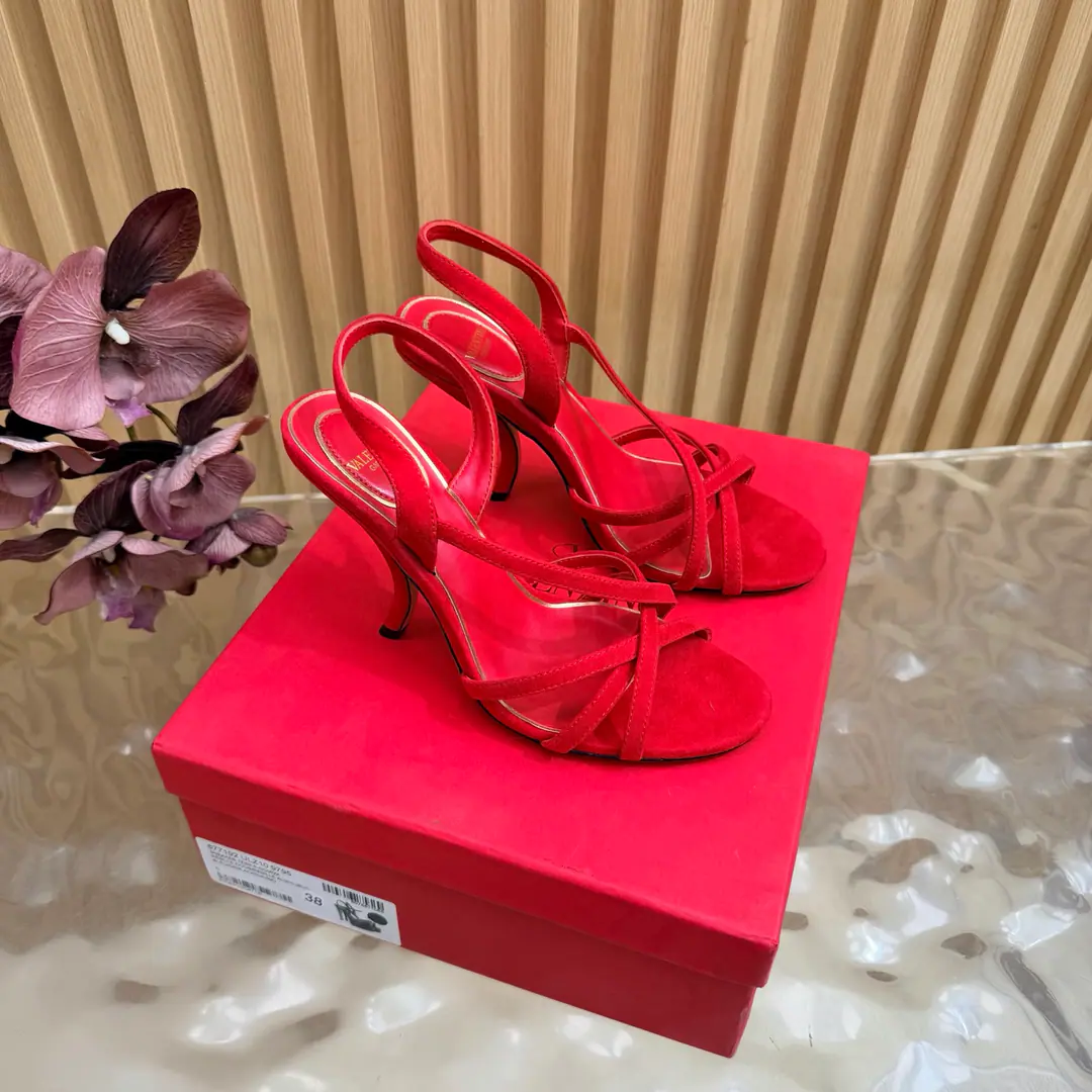 2026♪ Go to the show and bend and follow ♪ Valentino High heels💗Loved sandals. A beautiful quality.⚠️ It's a great match., Wear it any season.💜 Valentino is a new fashion charm. To continue the super high and design., I'm a big fan of the world's famous fans. The million fans are showing their love., Best sales at sea and abroad The domestics are out., Top Version Candy color., Every color is beautiful. Shoe.: Bullskins./Goki! Uchi.: Import of sheep skin Shoes under the sole.: That's a big one. He's tall.: 10cm Packaging: Full original package Codes: 36One.42Code（40, 41, 42I'm not gonna change.）