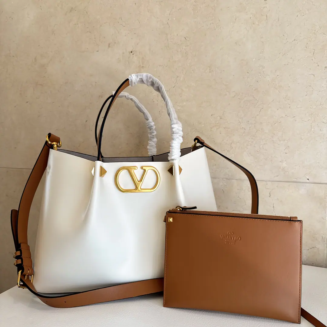 Large. 2026Summer shopping bags.🍃 Model:0099❤️ VLOGO ValentinoValentino. New cattle skin shopping bag., Totbag.toteBags, Garavani Escape Bags., Retro brass reprocessing nails and metal accessories Dimensions: 35✖️25✖️17cm