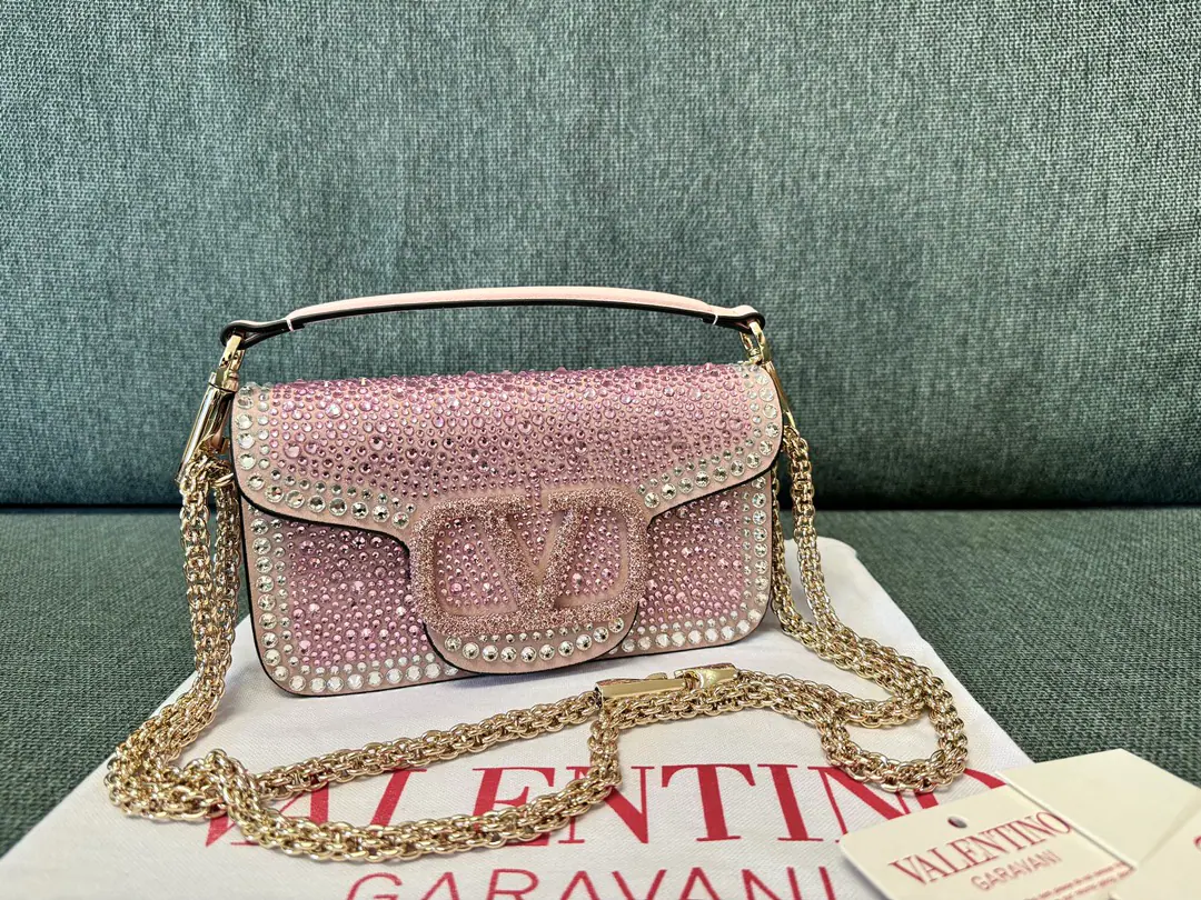 Batch. New paragraph❤Valentino of Diamonds.valentino LocoThe edge of the bag and the...VLogo Signature The logo is all marked with Schwartz's crystal drill., To benefit from the design of a portable and slide chain., This bag can be used as a slant or handbag., Make different shapes.. Dimensions: 19x10.5x5cm Paragraph: 0173