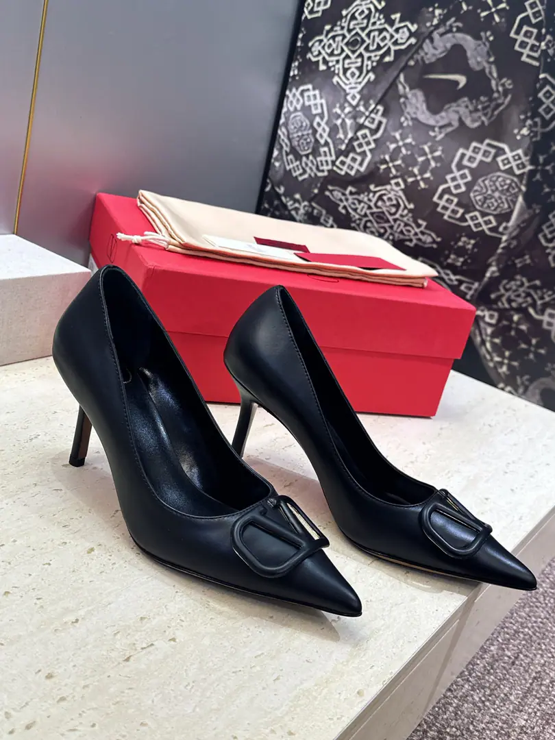 Plant prices(Full plane box.) Top Valentino Spring and summer classic fashion women's shoes. Valentino.logoThe hardware is high and the sharp one is single. Material: The shoes are in the skin of the cow./Importing cow skin+In the skin of the sheep.+Italy is a big-ass country. He's tall.:8CM SIZE: 34-42(34.40.41.42Custom without re-offer）