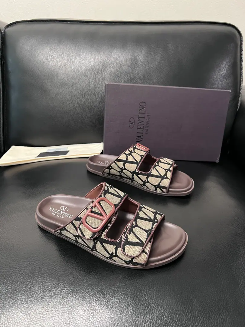 VALENTINO High Quality Top-level craft Valentino., Shoes are synchronized., Italian imports of shoes, High-quality, multi-coloured, complex crafts., The imported cattle skin is soft and comfortable., Shoes under the sole.: The original plant is used for the original base., TPUIt's super comfortable to be a sole-acting base., The original factory and the single., Codes 39-44 （Make a reservation.38 45 ）