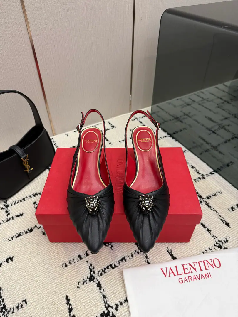 Valentino/Valentino.26WFNew Spill-head heels. The sharp line is a fine contour of the foot. SmallVGold tags for the shoes. Ratio of length length to length ♪ High and smooth every step of grace ♪ Classic red bottom recognition. It's easy to get a teleport. The naked and the black are cool. The upper foot is to be lifted immediately. You're not tired of walking. The fratricidal romance is hidden in detail. Summer shoe cabinets must be treasured. It's a lot of styles and styles. I'm not sure how much I'm gonna get. The classics that never regret starting. Details show the heart of the brand. It's easy to create a sense of excellence that doesn't take much effort. The price of the treasured shoes. I'm gonna be a little more elegant than I thought. The upper foot is white and thin. It's a match for both work and date. Quality and face The Warrens must be a fine one.！ The fabric is custom-made for cattle skin. The inside feet are all sheep's skin. Italian imports are so thick. size: 35-39（40/41Custom）