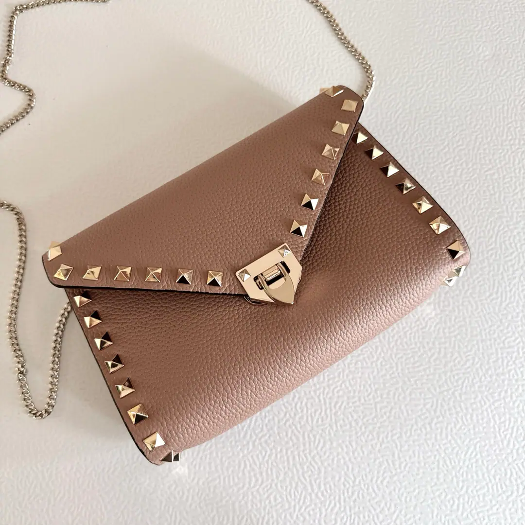 Batch. Naked powder.▪️ Valentino Valentino's mini-bag.❤️ Slinging cattle, leather envelope, bag., Bring the nails.,Adjustable and disassembly sundial belts,Close the cap.. Dimensions:19.5x13x4.5centimetres Model: 2069