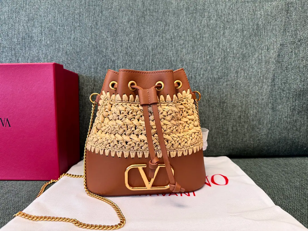 Batch. valentino Raphi's little bucket of grass. Valentino's mini-cow bucket bag. The old effect is a repeat brass.Logoand accessories - Pull the rope. Chain shoulder belt. Dimensions:Kuan20xHigh17xDeep8centimetres Model: 1188