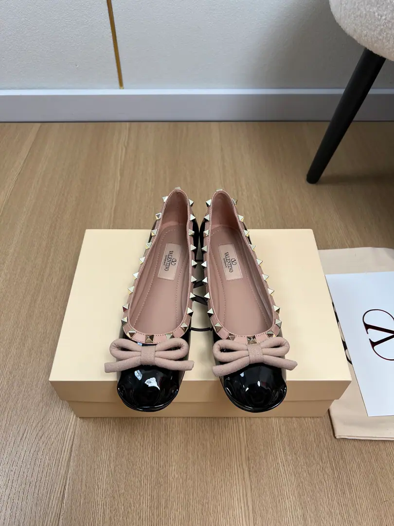 🍸Valentino Valentino. | 2026ˢˢ VHome.2026Spring and summer brand new. The latest line of the cane-torch-tied ballet shoes.〰 Ta-stys are hot.！One of the perfect myths. It's not too tired to wear a good suit., Deep-end design combinations highlight brand-specific design styles. Luxury fashion. Very recognizable. A fine round head. The sideline is perfect. A woman of honor., I'm feeling a lot of feet.💯Summer really takes a hundred shoes., It's a good match., It's nice to be comfortable with the high-level., With all kinds of pants., The tide's out. It's so beautiful.🔥 The water drills are designed to blend perfectly with the stylish and elegantly seamless pleasures of a change., Put it on and dance with a good choreograph.🦋 ♺Shoe.: Import paints ♺Uchi.: Lamb skin. ♺Foot.: Lamb skin. ♺Otsumi!: Italian imports are so thick. ♺He's tall.: Floor ♺Codes: 35-39（40.41.42Custom） ♺Plant price
