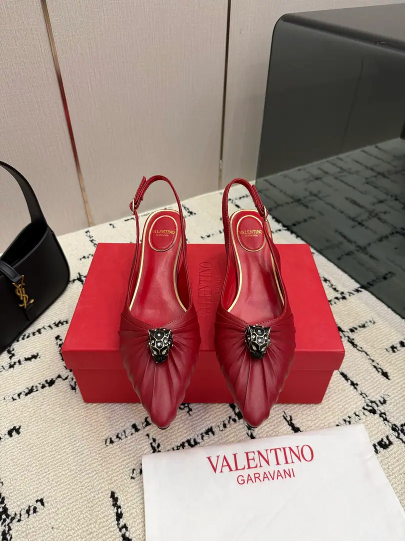 Valentino/Valentino.26WFNew Spill-head heels. The sharp line is a fine contour of the foot. SmallVGold tags for the shoes. Ratio of length length to length ♪ High and smooth every step of grace ♪ Classic red bottom recognition. It's easy to get a teleport. The naked and the black are cool. The upper foot is to be lifted immediately. You're not tired of walking. The fratricidal romance is hidden in detail. Summer shoe cabinets must be treasured. It's a lot of styles and styles. I'm not sure how much I'm gonna get. The classics that never regret starting. Details show the heart of the brand. It's easy to create a sense of excellence that doesn't take much effort. The price of the treasured shoes. I'm gonna be a little more elegant than I thought. The upper foot is white and thin. It's a match for both work and date. Quality and face The Warrens must be a fine one.！ The fabric is custom-made for cattle skin. The inside feet are all sheep's skin. Italian imports are so thick. size: 35-39（40/41Custom）