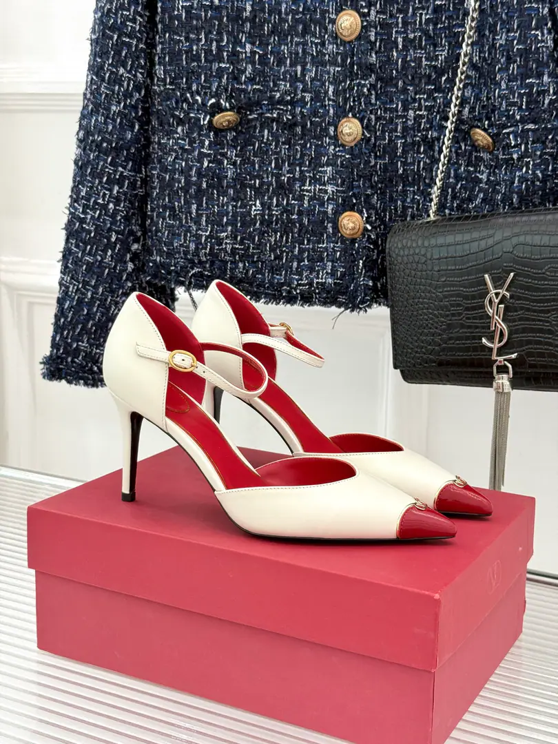 Plant price Valentino/Valentino.26WFNew Spill-head heels. The sharp line is a fine contour of the foot. SmallVGold tags for the shoes. Ratio of length length to length ♪ High and smooth every step of grace ♪ Classic red bottom recognition. It's easy to get a teleport. The naked and the black are cool. The upper foot is to be lifted immediately. You're not tired of walking. The fratricidal romance is hidden in detail. Summer shoe cabinets must be treasured. It's a lot of styles and styles. I'm not sure how much I'm gonna get. The classics that never regret starting. Details show the heart of the brand. It's easy to create a sense of excellence that doesn't take much effort. The price of the treasured shoes. I'm gonna be a little more elegant than I thought. The upper foot is white and thin. It's a match for both work and date. Quality and face The Warrens must be a fine one.！ Facework customized leather with original The inside feet are all sheep's skin. He's tall.: 8cm Italian imports are so thick. size: 35-39（40/41Custom） Numbering: 97320260808