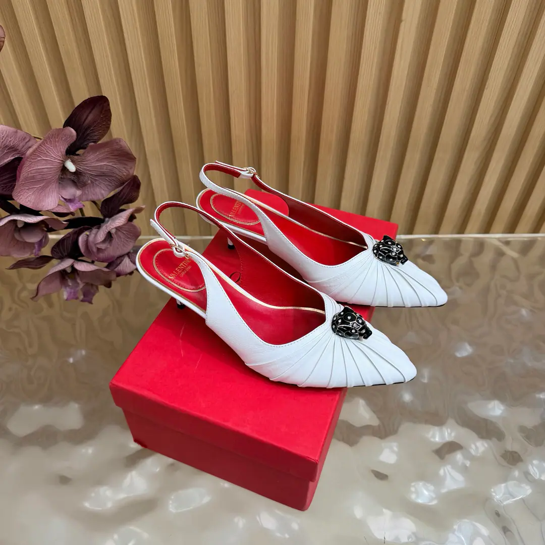 Valentino High heels💗Loved sandals. A beautiful quality.⚠️ It's a great match., Wear it any season.💜 Valentino is a new fashion charm. To continue the super high and design., I'm a big fan of the world's famous fans. The million fans are showing their love., Best sales at sea and abroad The domestics are out., Top Version Candy color., Every color is beautiful. Shoe.: Bullskins. Uchi.: Import of sheep skin Shoes under the sole.: That's a big one. He's tall.: 5cm Packaging: Full original package Codes: 36One.42Code（40, 41, 42I'm not gonna change.）