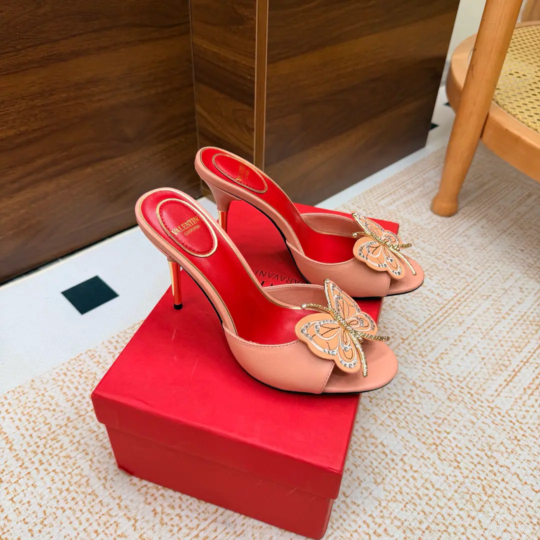 Valentino High heels💗Loved sandals. A beautiful quality.⚠️ It's a great match., Wear it any season.💜 Valentino is a new fashion charm. To continue the super high and design., I'm a big fan of the world's famous fans. The million fans are showing their love., Best sales at sea and abroad The domestics are out., Top Version Candy color., Every color is beautiful. Shoe.: Bullskins. Uchi.: Import of sheep skin Shoes under the sole.: That's a big one. He's tall.: 10cm Packaging: Full original package Codes: 36One.42Code（40, 41, 42I'm not gonna change.）