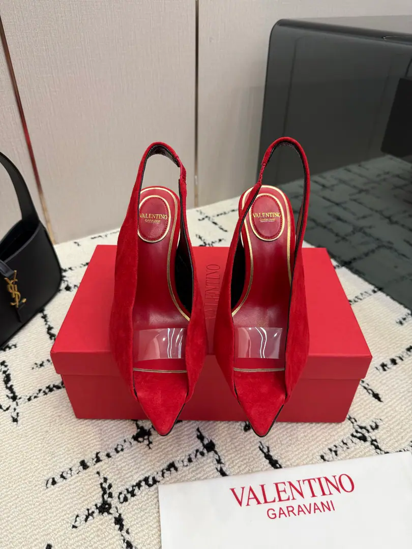 🖤ValentinoValentino, Pico heels., The stuff on the fuzzy is so qualitative., Red lined to the eye., Brand recognition.✨. Pointhead+Xiao Gao and design, Nice and long legs., The air is better with the back seat belt., And I wear them in summer too.OK！It's not about dress and suit., You can easily manage a formal or a fashion situation., Comfortable and fashionable., The gas is full.� SIZE:35-39（40, 41, 42, 43Sold）
