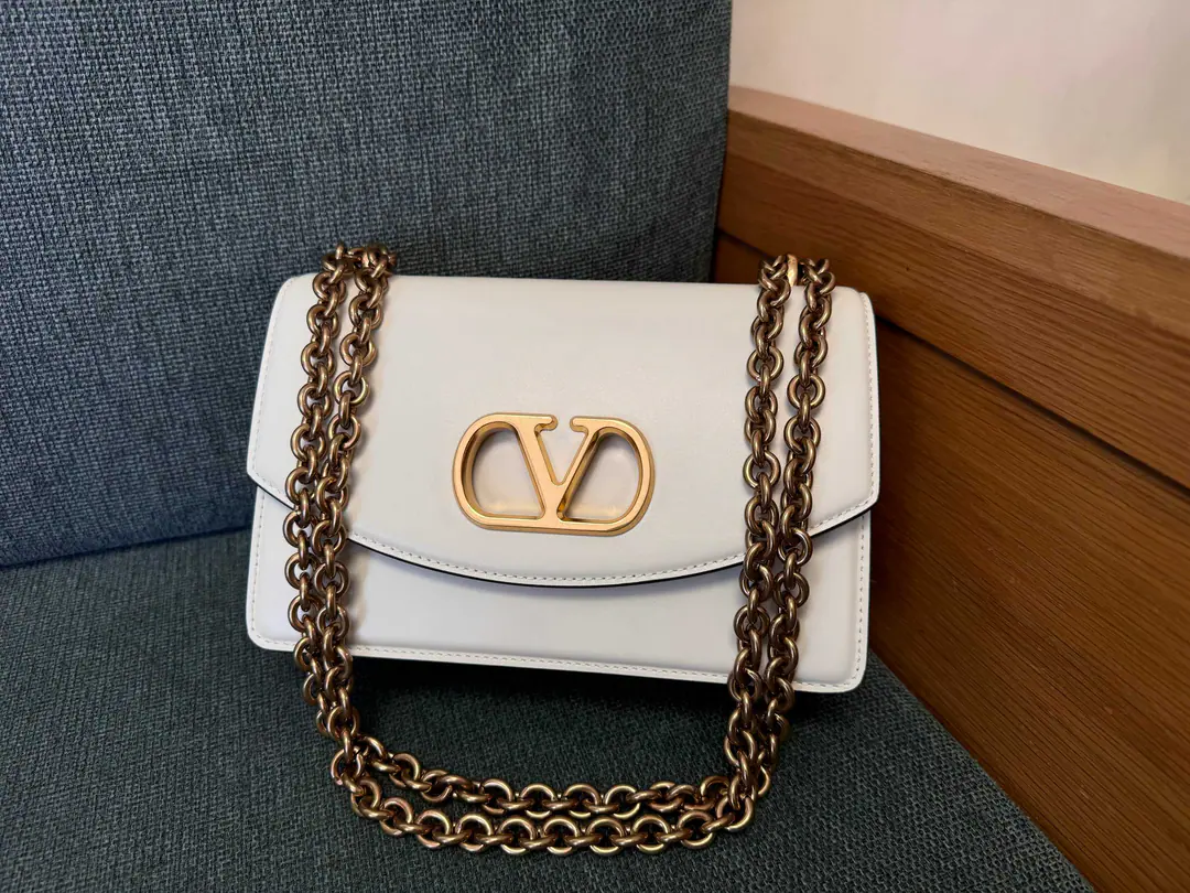 Large Model🍃3188 VALENTINO A bright-looking little cow's handbag with metal. VLOGO SIGNATURE Details. ❤️ I'm going to be able to get a slided strap., This bag can be slashed on the shoulder.. Antiquated gold accessories The old effect is a repeat brass.VLOGO Magnetic suction Two layers inside., A zipper pocket and a pocket. Large size: 24X16X8cm