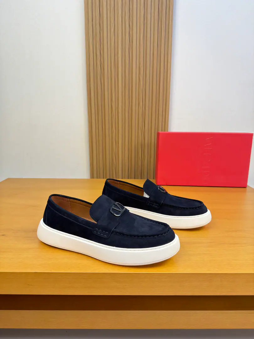 【 VALENTINO】Valentino. High-end quality Original List·The leisure movement is a stomping foot. Shoe.: Original🔝Anti-feathers., Shoe tongue..Artificial stitching of Mark Line, Brand metal buttons and cross-arms decoration Uchi.: Water-tied cow skin. Otsumi!: It's so light.TPU·Bubbles. Form Super-high-quality control.·- I'm doing a little work.: Highlight(High-end·- How expensive.·Slot) Size: 39-44（38.45.Make a reservation.)·9355