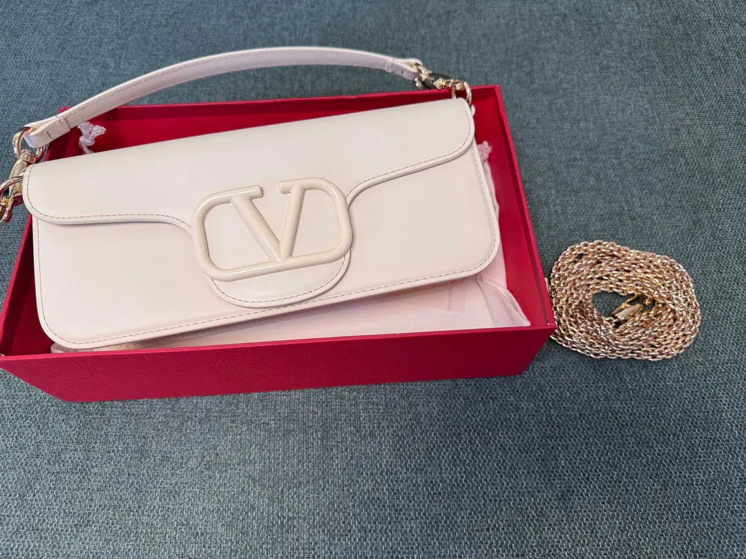 Large. Colour-button white ❤ Model: 1133L Colour button Valentino Valentino's leather handbag., Decorative MetalsVLogoSignacar With undreatable lifters and undrewable slide chains, ♪ And I can't bear ♪, Slash or handheld ▪️The old effect treatment parts for the old brass. ▪️Magnetic button opening ▪️Soft sheep liner. ▪️Dimensions:Big number.27x13x6 Small20x11x5