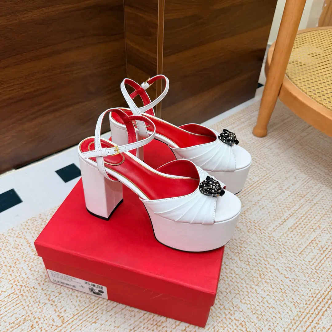 2026I'll take the water table and the sandals. Valentino High heels💗Loved sandals. A beautiful quality.⚠️ It's a great match., Wear it any season.💜 Valentino is a new fashion charm. To continue the super high and design., I'm a big fan of the world's famous fans. The million fans are showing their love., Best sales at sea and abroad The domestics are out., Top Version Candy color., Every color is beautiful. Shoe.: Bullskins. Uchi.: Import of sheep skin Shoes under the sole.: That's a big one. He's tall.: 11cm Packaging: Full original package Codes: 36One.42Code（40, 41, 42I'm not gonna change.）