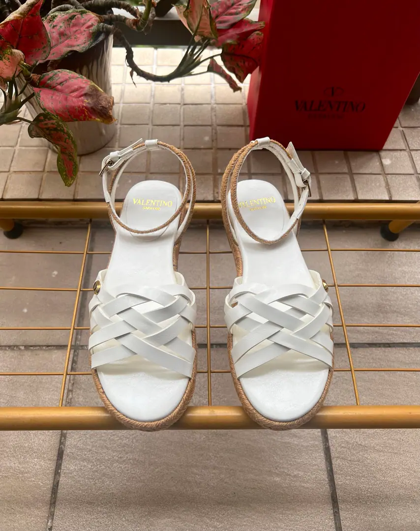 Valentino Garavani /Valentino. Roundhead knittingVI'll take a new sandal.🩴Fishermen's shoes. VThe gold pin logo. ppShit. He's tall.2cm Rubber Bottom Italian manufacture 36-41
