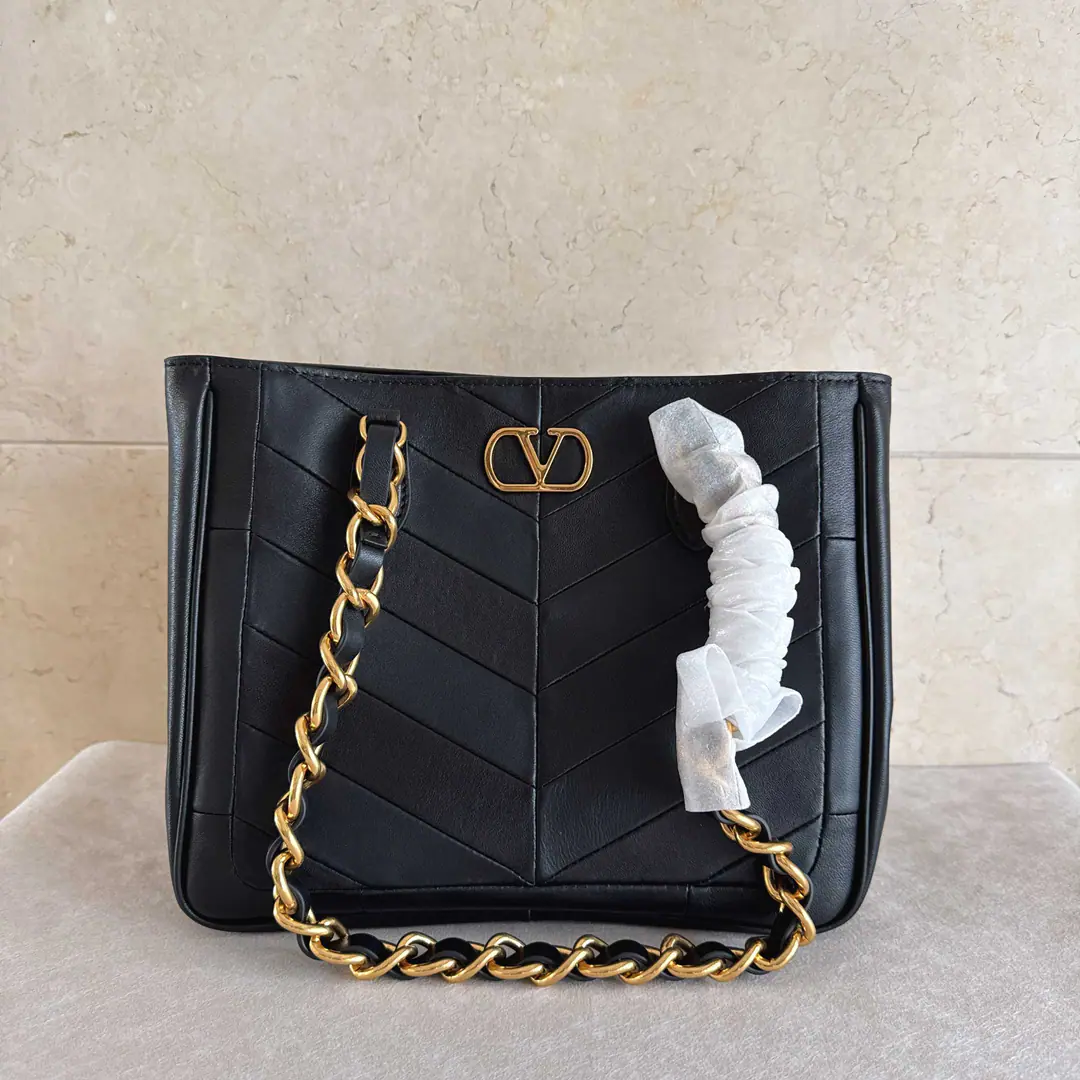 Small. 👜Model:0126 GARAVANI LASEINE Putting the design bag together., It's made of bright and dumb sheep leather. V Font. This bag is made of leather and weeded straps., It's easy to carry.. Antiquated gold process effects treatment accessories The old effect is a repeat brass. VLOGO SIGNATURE Metal Details Magnetic button opening❤️ In the leather line., With a pocket and a zipper pocket. Size of the trumpet: Kuan 26.5 X High 22 X Deep 10 centimetres