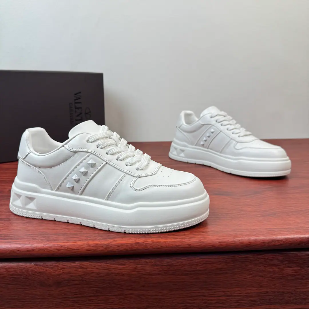 Valentino/Valentino. ONE STUD XLMales leather sneakers！ A light-flag, pristine, pristine-plated shoe., A man with a high quality just needs money.✨ This Valentino has a thick, white shoe., Welding high-level senses to your feet.！The shoe face is made from top-of-the-skin., It's a little thin., ♪ Soft touch ♪, I'm gonna get a good sense of quality on my foot.. Marked nail decoration+Collapse strip design, I'm not sure if I can get a full recognition., Low profile and expensive.. Shoes are classic, thick, pineapple., I'm getting more invisible.3-4cm, Just perfect your legs., High and not heavy., No foot, no foot.. Rubber floor skating and grinding, The shock bounce., I'm not tired of walking.. It's clean and clean., Brown Scrabble is a bit advanced., Fit for commuting, Leisure, Out of the street., With jeans., You're so cute in your pants., A hundred-dollar cut-off in a man's shoe cabinet.！ Size: 39-40-41-42-43-44Skins size.（Customable38.45.46） The cargo.: 3683-6 White