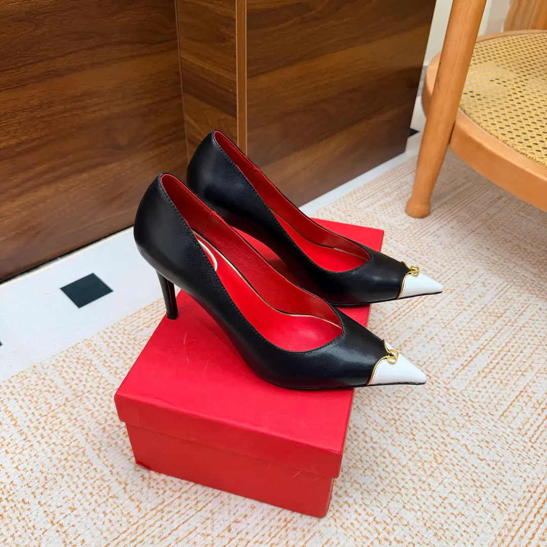 Valentino High heels💗Loved sandals. A beautiful quality.⚠️ It's a great match., Wear it any season.💜 Valentino is a new fashion charm. To continue the super high and design., I'm a big fan of the world's famous fans. The million fans are showing their love., Best sales at sea and abroad The domestics are out., Top Version Candy color., Every color is beautiful. Shoe.: Bullskins. Uchi.: Import of sheep skin Shoes under the sole.: That's a big one. He's tall.: 9cm Packaging: Full original package Codes: 36One.42Code（40, 41, 42I'm not gonna change.）