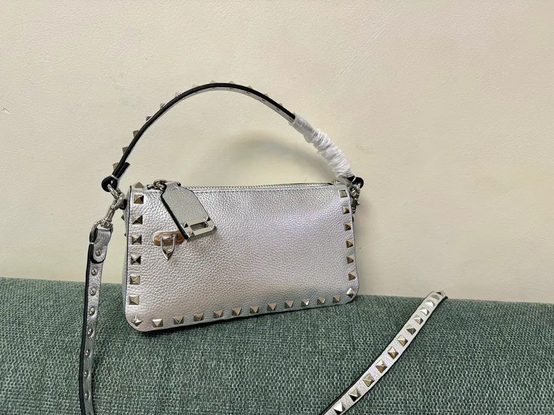 Batch. VTNew little handbag. Model: 5500 Dimensions: 19x13x7cm Valentino Garavani Rockstud A small, small, small, small, slanted, little cattle.,The iconic hook-tocking design has been re-explored., The treatment of the nails and the fittings for the metallic process to stop the zipper pulls.: Zipper and hook-buttonable., Dismantled shoulder belts.
