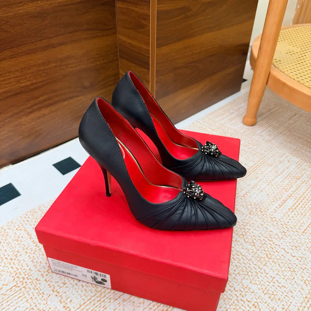 2026♪ Take the stuns and the heels ♪ Valentino High heels💗Loved sandals. A beautiful quality.⚠️ It's a great match., Wear it any season.💜 Valentino is a new fashion charm. To continue the super high and design., I'm a big fan of the world's famous fans. The million fans are showing their love., Best sales at sea and abroad The domestics are out., Top Version Candy color., Every color is beautiful. Shoe.: Bullskins. Uchi.: Import of sheep skin Shoes under the sole.: That's a big one. He's tall.: 10cm Packaging: Full original package Codes: 36One.42Code（40, 41, 42I'm not gonna change.）