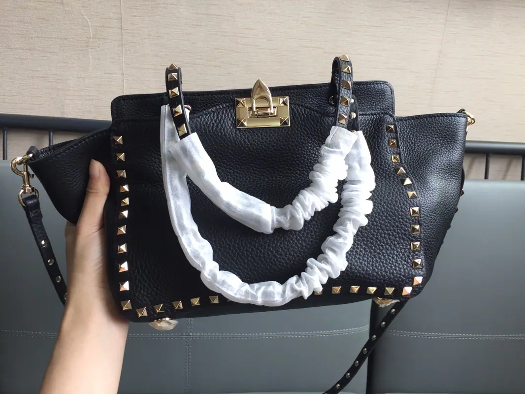 Batch. Wrestling.【Valentino Rockstud 】Classic shopping bag. Model: Medium1085 Dimensions: Medium26.9.20cm