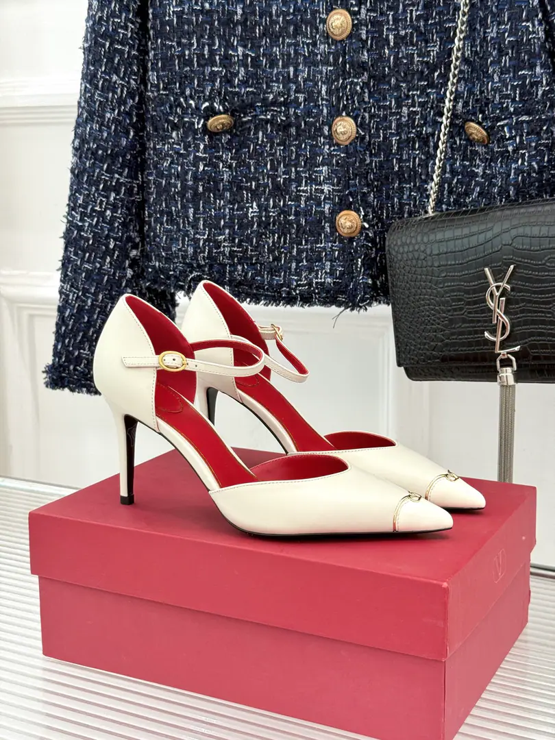 Plant price Valentino/Valentino.26WFNew Spill-head heels. The sharp line is a fine contour of the foot. SmallVGold tags for the shoes. Ratio of length length to length ♪ High and smooth every step of grace ♪ Classic red bottom recognition. It's easy to get a teleport. The naked and the black are cool. The upper foot is to be lifted immediately. You're not tired of walking. The fratricidal romance is hidden in detail. Summer shoe cabinets must be treasured. It's a lot of styles and styles. I'm not sure how much I'm gonna get. The classics that never regret starting. Details show the heart of the brand. It's easy to create a sense of excellence that doesn't take much effort. The price of the treasured shoes. I'm gonna be a little more elegant than I thought. The upper foot is white and thin. It's a match for both work and date. Quality and face The Warrens must be a fine one.！ Facework customized leather with original The inside feet are all sheep's skin. He's tall.: 8cm Italian imports are so thick. size: 35-39（40/41Custom） Numbering: 97320260808
