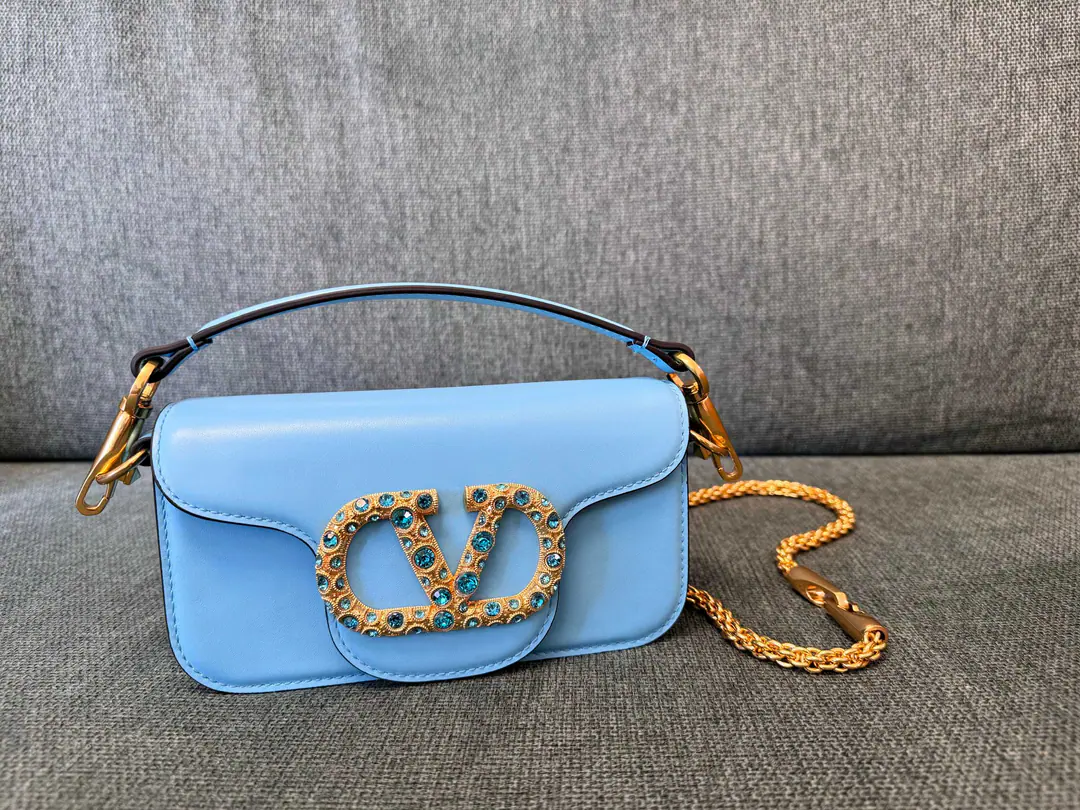 Small. New🍃It's beautiful.！ ❤️Model: 2244▪️The paint button. Valentino Valentino's leather handbag.👜 ▪️The old effect treatment parts for the old brass. ▪️Magnetic button opening ▪️Small: 20x11x5cm