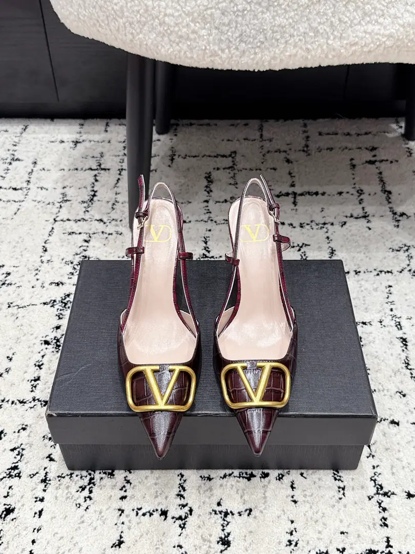 Valentin*Valentino. 26/ Summer's the best.V- Put your heels on. These heels are brand-marked metal.VWord Identification, It's a good little detail of the shoe., A sharp cut of a sharp head with a thin ankle., It's a mosaic of feet and a taste of the ancient., No extra decorations, but it's all about quality.. It's almost all-powerful., Every day with a straight pair of jeans, you can wear a casual French relaxing., The same colored, combust-minded suit is a way to switch instantaneously to a capable workplace., A dress or a half skirt would be a nice touch for dating and commute., Different colors can fit from tender to cool, multiple wear atmospheres.. ✔️Fabulous.: Bullskins. ✔️Uchi.: Lamb skin. ✔️Otsumi!: Italy is a big-ass country. ✔️He's tall.: 8cm ✔️size: 35-41（40 41Do it.）