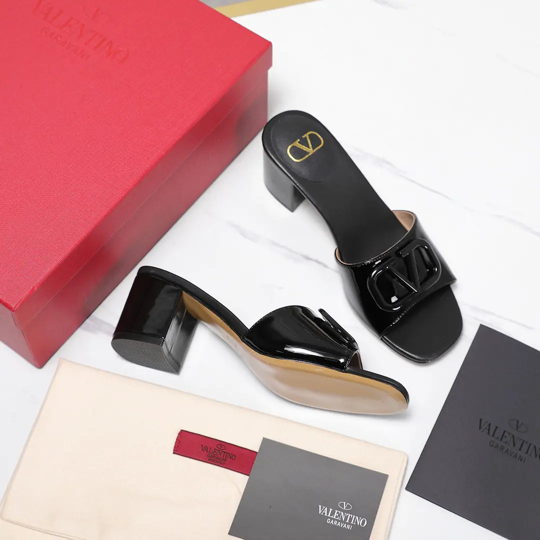 Top Version𝑉𝐴𝐿𝐸𝑁𝑇𝐼𝑁𝑂 Valentino. Spring and summer, new girl slippers. Unique fights.VButton, And I'm getting a good sense of excellence., The new season is not bad.！ It's worth it.★Absolute class.❥Original Absolutely.❥Elegance style Creating different feelings is a simple quality.！ He's not too tired. Codes: 35-41（34-42I'll make sure I don't change it.） Fabulous.: Import of sheep skin Inside, put your feet on the inside.: The inside sheep. He's tall.: 6.5CM Otsumi!: Italy is a big-ass country.