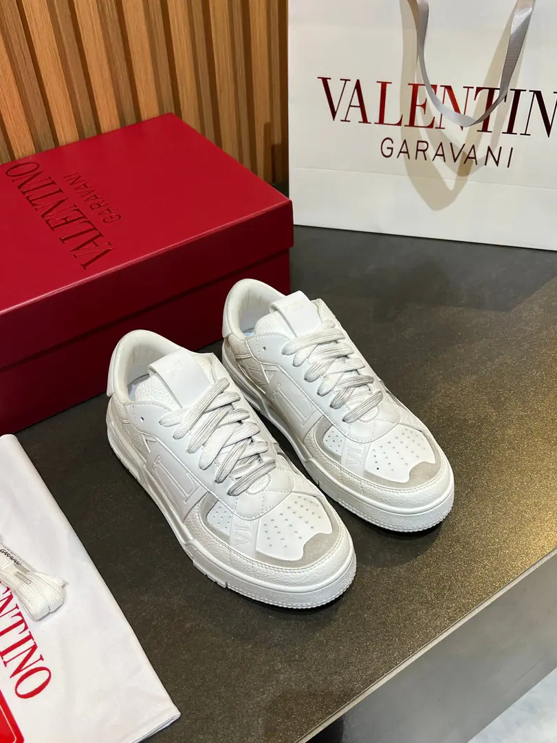 👑👑Valention Valentino. Top First Quality.～ A unique modern wind and sneakers.. 🏃- The leisure shoe man's allowance.😍😍 Italian import original brand, Import original material.Process, Original Footer（Refuse to stripping）Shoes under the sole.: The original plant is used for the original base., Italian street wind Style Design ⚠️Footie In the plaque quality It's a really good original.. Shoe face original.VLProcess, The whole shoe was...VLOriginal craft package, VLPrecision with the original.1MM-LEAD, It's like a physical shoot.🎬It's better in kind., High-quality slab shoes Size:39-45. 38.45.46Make a reservation.
