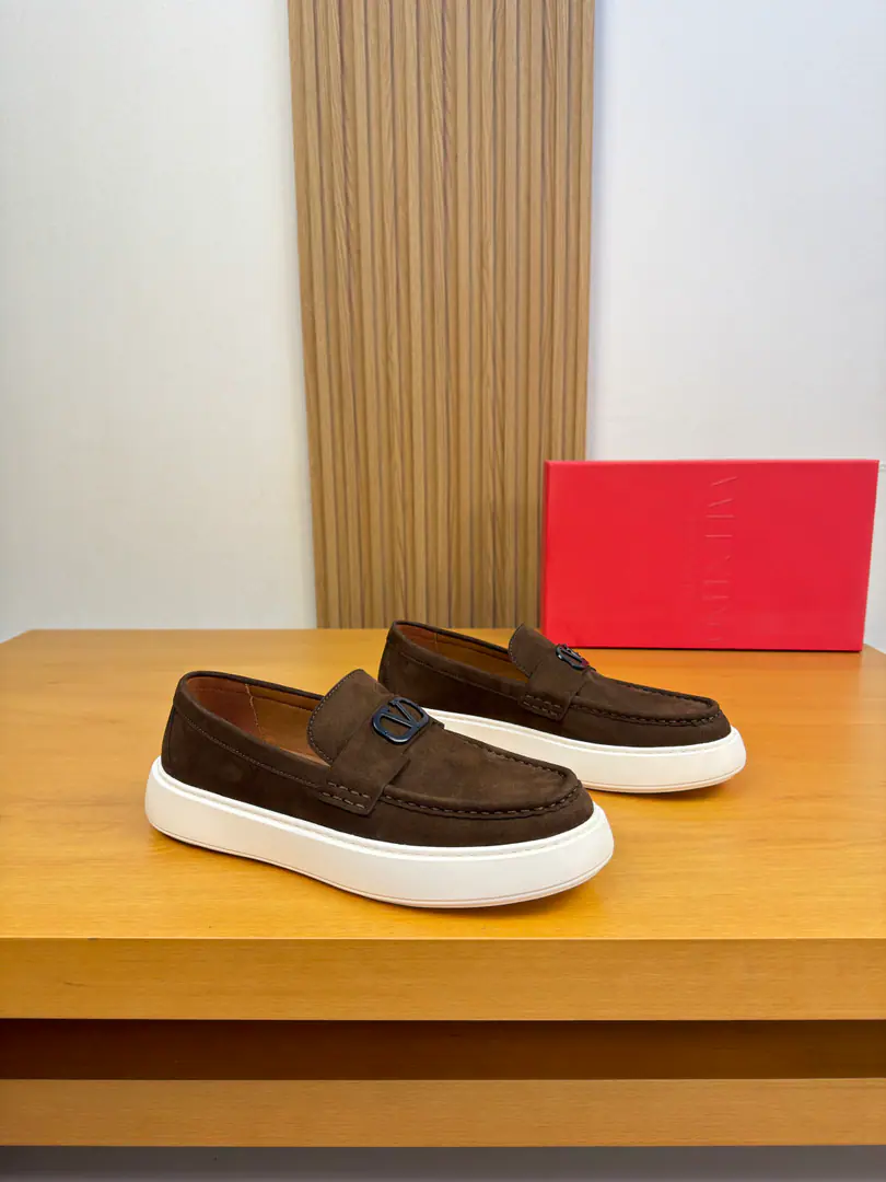 【 VALENTINO】Valentino. High-end quality Original List·The leisure movement is a stomping foot. Shoe.: Original🔝Anti-feathers., Shoe tongue..Artificial stitching of Mark Line, Brand metal buttons and cross-arms decoration Uchi.: Water-tied cow skin. Otsumi!: It's so light.TPU·Bubbles. Form Super-high-quality control.·- I'm doing a little work.: Highlight(High-end·- How expensive.·Slot) Size: 39-44（38.45.Make a reservation.)·9355