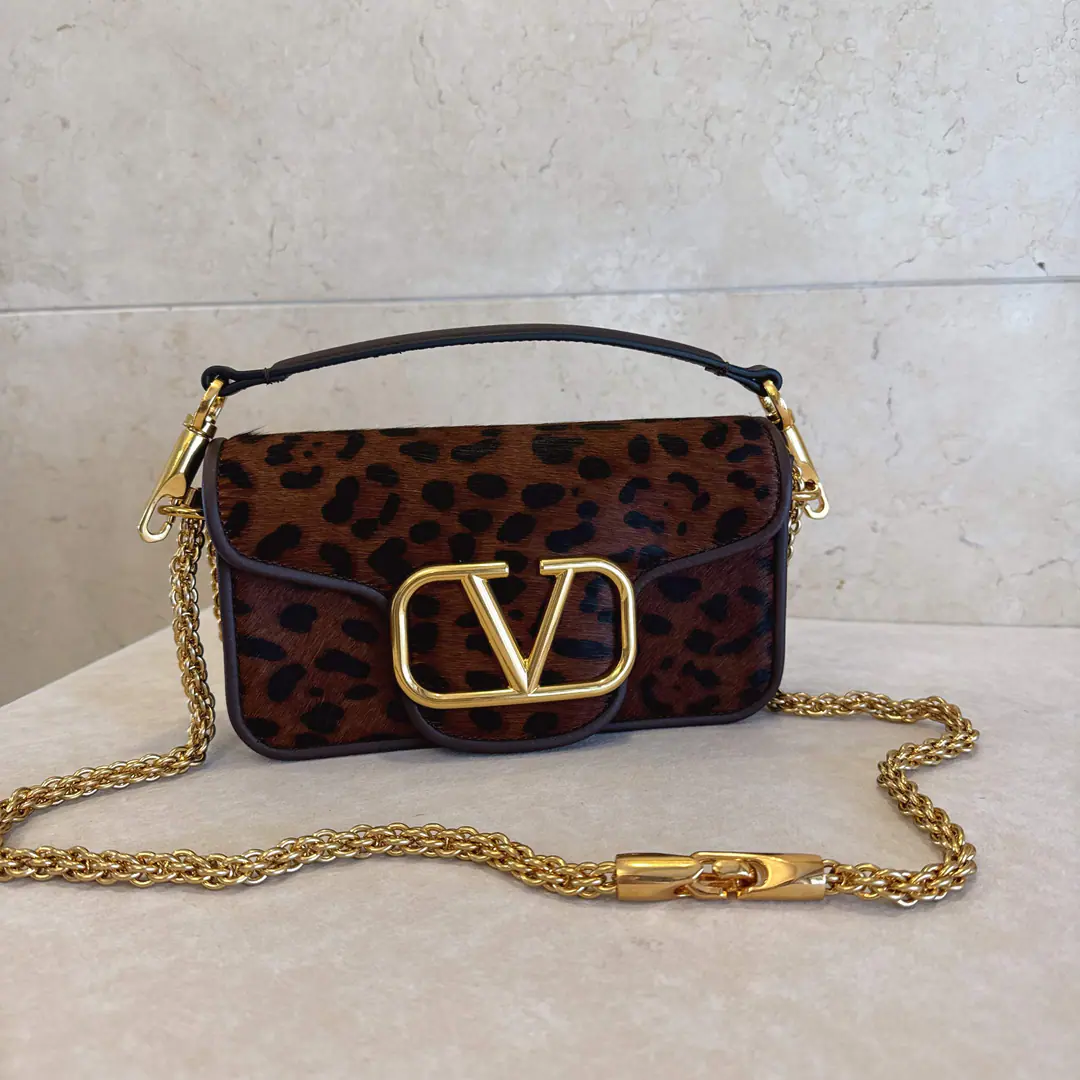Small. ❤️Model: 1133The marmur. Valentino Valentino's leather handbag.👜Put the armpit in your bag. ▪️The old effect treatment parts for the old brass. ▪️Magnetic button opening ▪️Soft sheep liner. ▪️Small: 20x11x5cm
