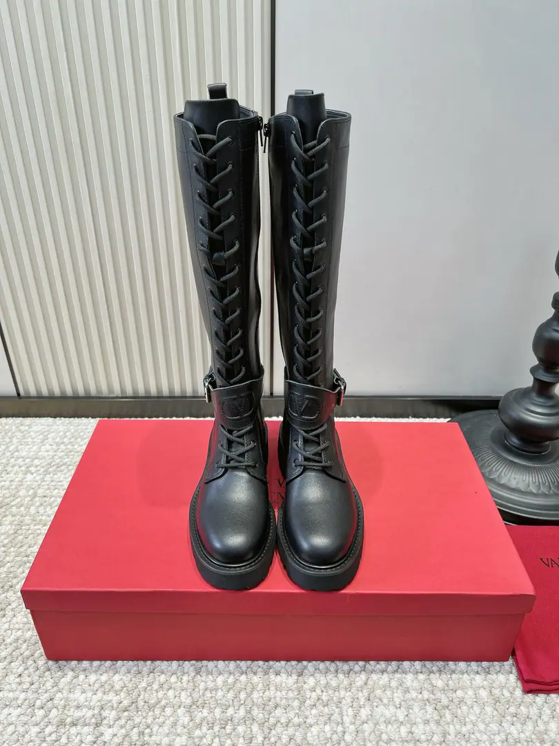 VALENTINO GARAVANI Valentino.VThe striped strip with the high-stamped martin boots.26ss The air is full.！Autumn and Tokimoto are wearing high-barrel knight boots. The black head of the brittle is a very good one., The boots are tied up with a line., Combine side-by-side invisibility zipper., No need to untie your shoes., It's a good way to save your heart.. Boots and hips.VDesign of identification belt buttons, A lightly nuanced lightly.. The thick teeth of the rubber stairwell., It's not that bad to walk like a rock.. High-barrel vertical stretching of legs, Easy to fix muscle legs., Turn your calves.. We'll go with the man-straps., Long suit., Half a skirt., Sweet and cool, you're so cool., I'm a star at all the commutes.！ ▪Shoe.: Head-decked cow skin. ▪Foot.: That's a big one. ▪Otsumi!: Rubber Bottom ▪Codes: 35-39（40.41I'll make sure I don't change it.）