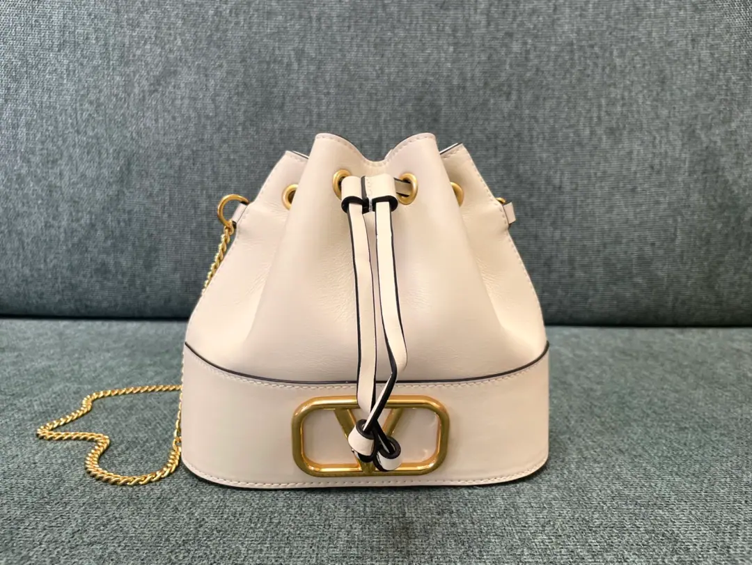 Batch. 🆕valentino Little buckets. Valentino's mini-goat bucket bag. The old effect is a repeat brass.Logoand accessories - Pull the rope. Chain shoulder belt. Dimensions:Kuan20xHigh17xDeep8centimetres Model: 1188