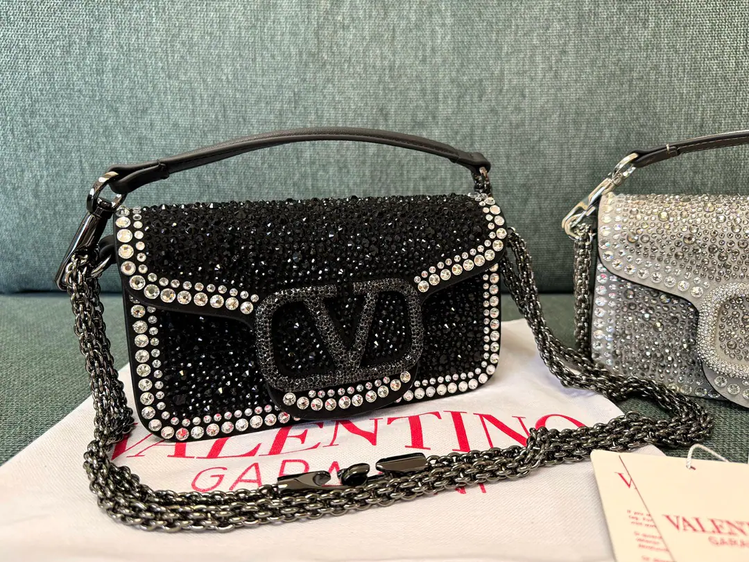 Batch. New paragraph❤Valentino of Diamonds.valentino LocoThe edge of the bag and the...VLogo Signature The logo is all marked with Schwartz's crystal drill., To benefit from the design of a portable and slide chain., This bag can be used as a slant or handbag., Make different shapes.. Dimensions: 19x10.5x5cm Paragraph: 0173