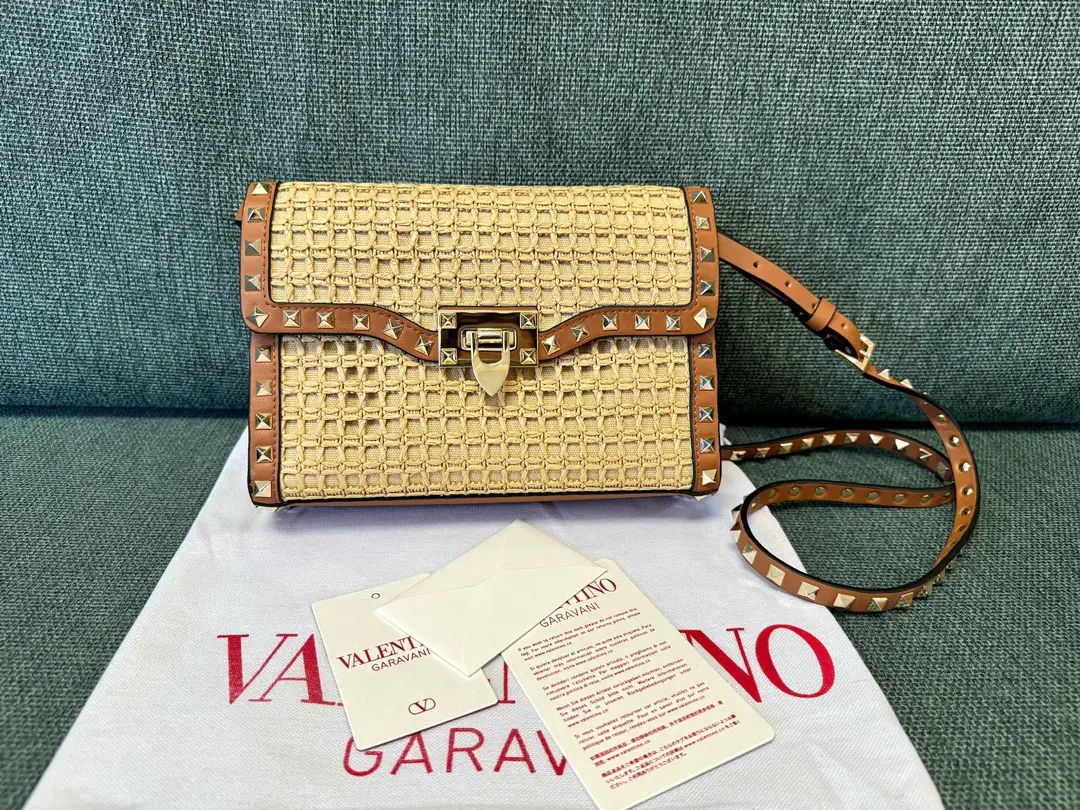 Batch. Raphigrass. ValentinoValentino postman's bag., Simple design, Regable shoulder belt, Annex1A bag. Leather: Skin of a flat cow. Raphigrass. size22.5*5*16⚠️ Model: 0181