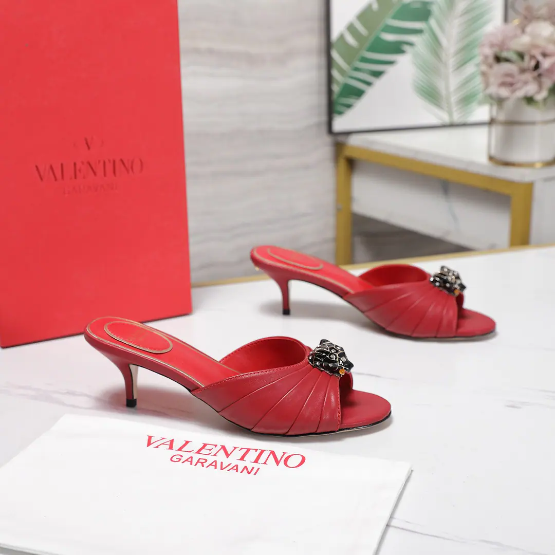 Get out of the factory. 《Unique top version》 VALENTIN*OWarren.*Tin-no!26vsSpring and summer, latest fashion sandal series.…… 【The round head is wrinkled and drowsy.】 Miss Valentino loves Jane and can't resist it., The combinations show a different style of dress., Free to shine.⚡Follow the Eurasia style.！！！ The top-level processors are perfect., You can compare the cabinet with any details., Best-class top-class., You can come in and out of the counter.！！ ❶Fabulous.: Original customized sheep skin/Wrinkle process/Brick. ❷Uchi.: Original customized sheep skin ❸Foot.: Original customized sheep skin ❹Otsumi!: The original custom is really big. ❺He's tall.: 5.5cm ❻Codes: 35-39（40.41.Custom without re-offer） ❼Packaging: Original package ☀Colours: Synchronise update of the network