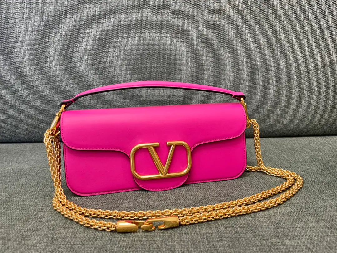 Large. ❤️Blossom. Model: 1133 Valentino Valentino's leather handbag., Decorative MetalsVLogoSignacar With undreatable lifters and undrewable slide chains, ♪ And I can't bear ♪, Slash or handheld ▪️The old effect treatment parts for the old brass. ▪️Magnetic button opening ▪️Soft sheep liner. ▪️Dimensions:Kuan27xHigh13xDeep6centimetres