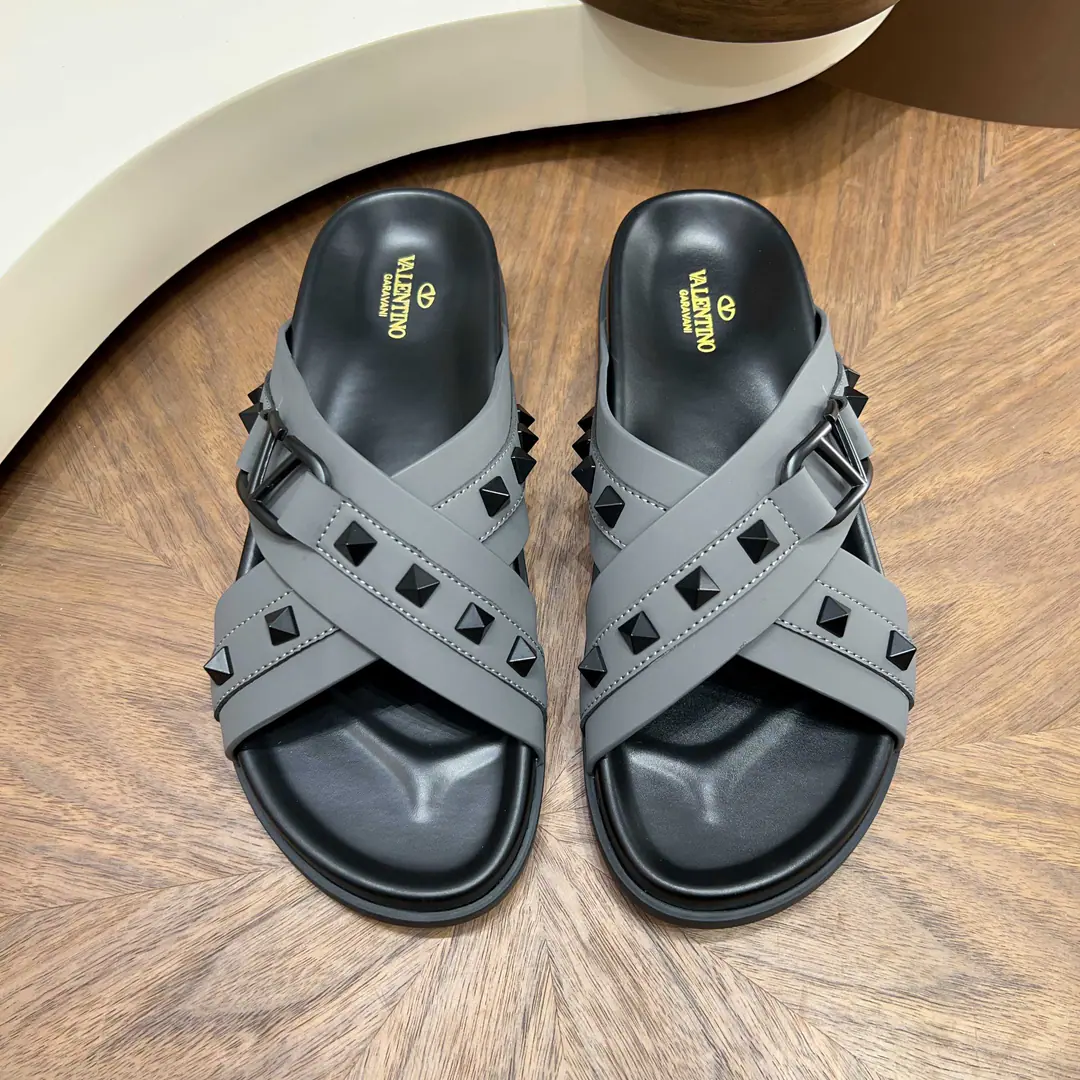 【VALENTINO】 Size: Men39--44（38.45.46Do it.） 2026Spring cabinet is synchronized with Valentino's nail slippers. Material: Quality leather shoes.+Brand-stamping process+Slip and grind the bottom. Design bright spots: Double-stringable design, Brand-only tattoo., I'm comfortable with air., I'm a little bit of a slob.～