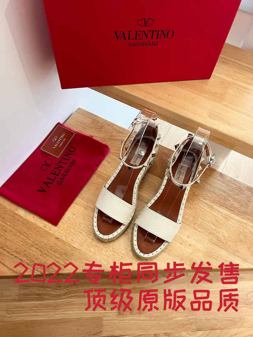 Valentino Garavani Skins of oxen and heel and sandals. Metal-effect process processing nail decoration Special comb-and-coated lined up the slopes and... A twig to adjust the skin belt of the calf. The slopes and the waterproofing stations. Italian manufacture 35-41