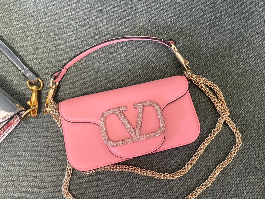 Small. ❤️Model: 1133Starfish.▪️The drill button. Valentino Valentino's leather handbag.👜Put the armpit in your bag. ▪️The old effect treatment parts for the old brass. ▪️Magnetic button opening ▪️Soft sheep liner. ▪️Dimensions:20x11x5cm
