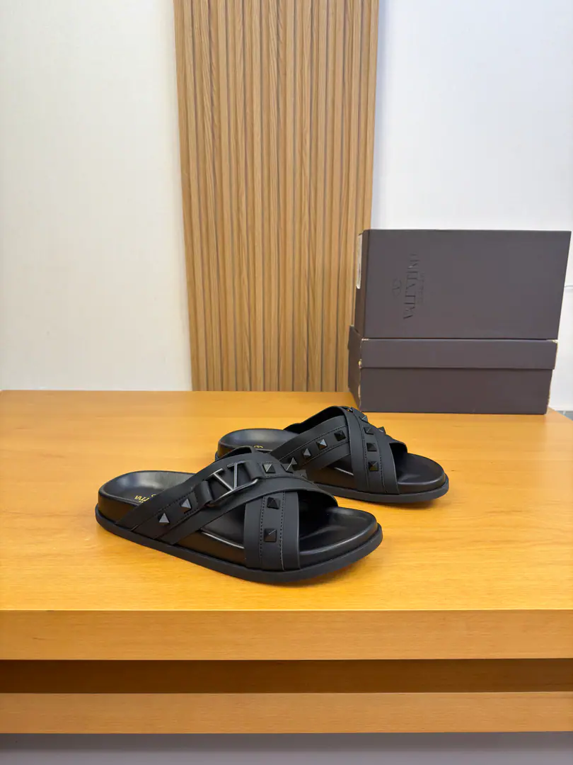 【VALENTION】Valentino. High-end quality Original List·- Rhythm slippers. Shoe.: 🔝Napa's environmental skin., Brand nails..Metal buttons Uchi.: Environmental cattle skin Otsumi!: It's so light.TPUWater table·Rubber. Combination to the base Super-high-quality control.·- I'm doing a little work.: Highlight(High-end·- How expensive.·Slot) Size: 39-44（38, 45, 46, Make a reservation.)·VL0186
