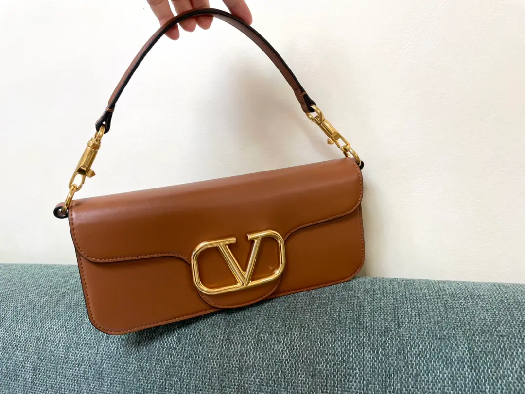 Large. ❤️Model: 1133 Valentino Valentino's leather handbag., Decorative MetalsVLogoSignacar With undreatable lifters and undrewable slide chains, ♪ And I can't bear ♪, Slash or handheld ▪️The old effect treatment parts for the old brass. ▪️Magnetic button opening ▪️Soft sheep liner. ▪️Dimensions:Kuan27xHigh13xDeep6centimetres