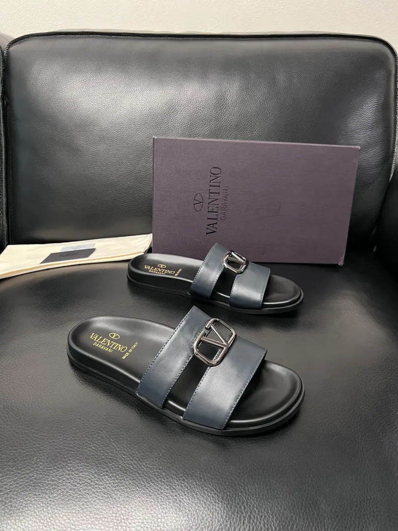 VALENTINO High Quality Top-level craft Valentino., Shoes are synchronized., Italian imports of shoes, High-quality, multi-coloured, complex crafts., The imported cattle skin is soft and comfortable., Shoes under the sole.: The original plant is used for the original base., TPUIt's super comfortable to be a sole-acting base., The original factory and the single., Codes 39-44 （Make a reservation.38 45 ）