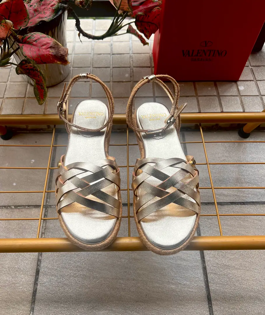 Valentino Garavani /Valentino. Roundhead knittingVI'll take a new sandal.🩴Fishermen's shoes. VThe gold pin logo. ppShit. He's tall.2cm Rubber Bottom Italian manufacture 36-41