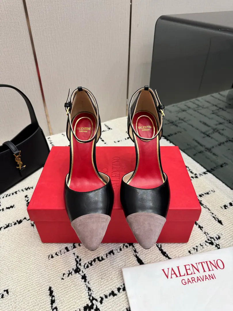 Valentino/Valentino.26WFNew Spill-head heels. The sharp line is a fine contour of the foot. SmallVGold tags for the shoes. Ratio of length length to length ♪ High and smooth every step of grace ♪ Classic red bottom recognition. It's easy to get a teleport. The naked and the black are cool. The upper foot is to be lifted immediately. You're not tired of walking. The fratricidal romance is hidden in detail. Summer shoe cabinets must be treasured. It's a lot of styles and styles. I'm not sure how much I'm gonna get. The classics that never regret starting. Details show the heart of the brand. It's easy to create a sense of excellence that doesn't take much effort. The price of the treasured shoes. I'm gonna be a little more elegant than I thought. The upper foot is white and thin. It's a match for both work and date. Quality and face The Warrens must be a fine one.！ The fabric is custom-made for paintskins. The inside feet are all sheep's skin. He's tall.: 8cm Italian imports are so thick. size: 35-39（40/41Custom）